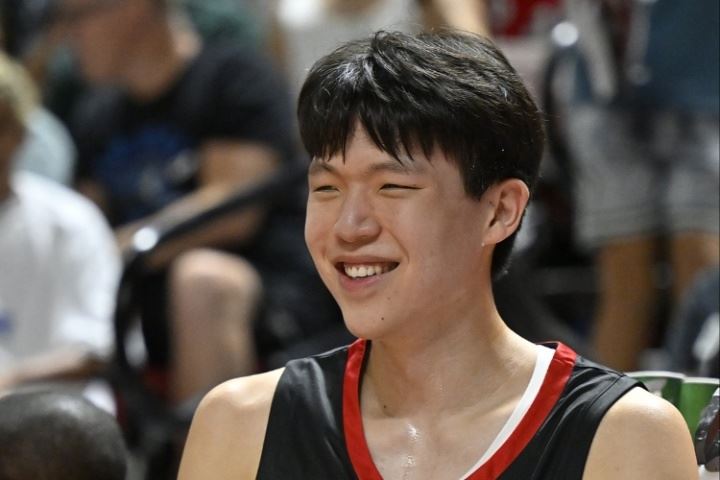 很轻松😆!队记:杨瀚森看起来玩得很开心 一直带着微笑