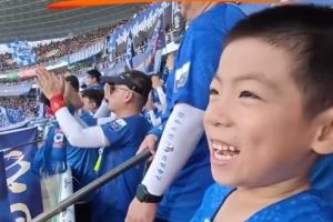 5岁南京小球迷跨城追苏超,终于实现在连云港主场看球愿望