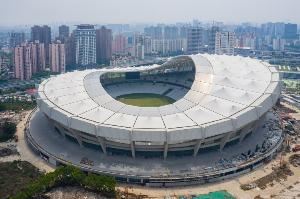 东体:一位特别嘉宾将在上海德比前领唱国歌,球迷准备了巨大tifo