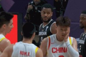 看着都疼!赵睿防守时被对手肘击面部 随后被换下场休息