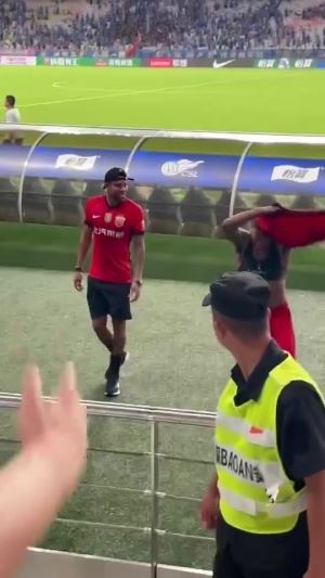 太过分了!球迷赛后向海港球员要球衣,被申花球迷暴力推搡