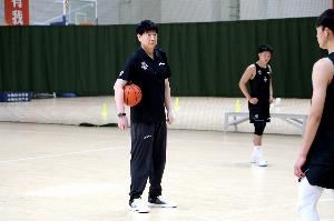媒体人:山东男篮今年会选五六名年轻球员进一线队 一周内确定