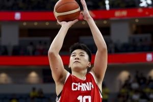 体坛周报:不怯场!20岁王俊杰砍21分 男篮未来4号位答案?