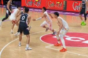 难受了!韩国男篮中锋河允基再次吃到掩护犯规 5犯被罚下!