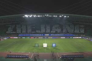 震撼!浙江赛前看台亮出巨型TIFO,内容为浙江的拼音