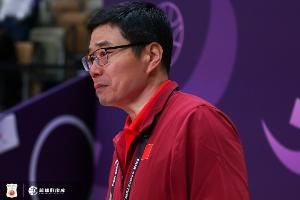 十年了!中国男篮杀进亚洲杯决赛 篮协主席郭振明在现场红了眼眶