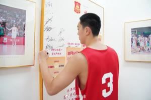 媒体人:集训队走廊海报标注每一个潜在对手 我们早已长时间研究