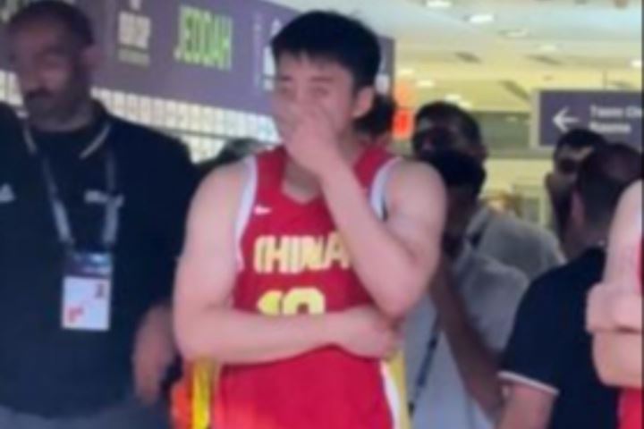 超有礼貌!王俊杰一边伤心抹泪 一边鼓掌祝贺对手