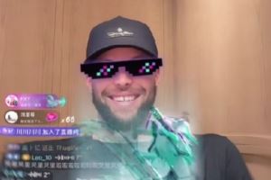 又是被特效震撼的一天!库里在抖音开播 尝试各种直播特效