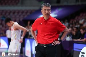 媒体人:中距离给澳大利亚打 中国男篮好好守篮下&防三分就对了