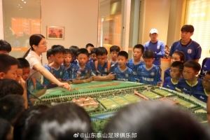 “泰山小将”数选未来足球精英赛参赛队伍到俱乐部,参观荣誉室