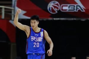 3年常规合同!天津男篮官方:何思雨正式回归球队