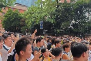 大批球迷等待詹姆斯 高呼:MVP、Cleveland this is for you!