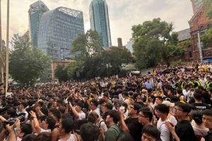 网友晒照:公司楼下好多人 感谢詹姆斯MVP 领导让我们早点下班