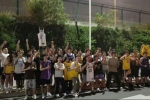 今晚不睡了!詹姆斯飞抵成都 大量球迷在机场外和酒店外坚定守候