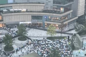 风雨无阻!成都突降暴雨 球迷仍冒雨在詹姆斯中国行活动现场等候