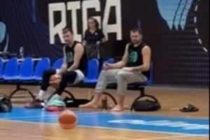 秀个狠活儿!东契奇训练场边休息 小手一抖飙进半场“坐投”