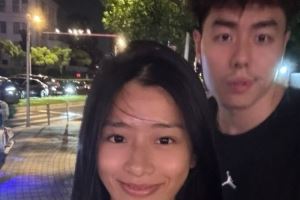 钻戒闪闪发亮!李添荣爱人更新社媒 晒出多张近照