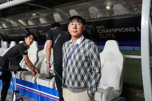 蔚山主帅申台龙:申花没比赛可以全主力,我们3天后还有只能轮换