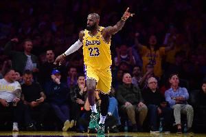A-史密斯:詹姆斯挣多少钱都是他应得的 他在NBA挣得太少了