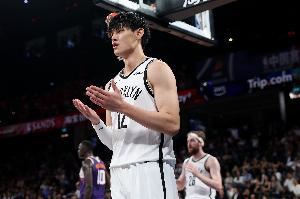 曾凡博没上场!媒体人:教练考虑的是饭碗 队友关心的是合同