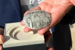 新科金球得主!RMC:登贝莱获颁家乡的城市奖章,市长亲自颁发