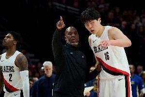 小杨打服美网友:他是中国约基奇!开拓者未来超巨!当代世界屋脊