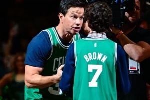 知道电影里NBA真实气氛咋来的了!影星借绿军半场间隙拍摄电影