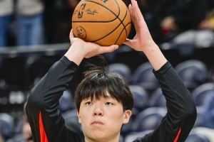  季前赛三分10中4！杨瀚森：NBA需要有三分能力把对方内线拉出来