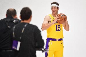  里夫斯：老詹缺席带来的责任 我们得全队去分担