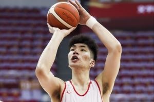  坎塔布里亚主帅：余嘉豪能理解球队体系 很容易就可以在这里打球
