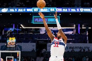  重回旧地！米德尔顿半场7中3&三分3中2拿10分 有造字母哥进攻犯规