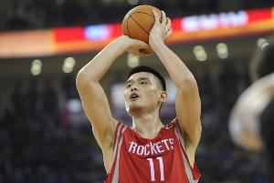  开始总是艰难的！姚明NBA首秀10分36秒 1中0得到0分2板2失误3犯规