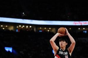 媒体人:杨瀚森在场上有点紧 但协防意识好