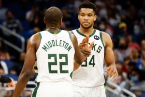 字母哥:米德尔顿被交易后感觉很诡异 此前每场比赛他都在我身边