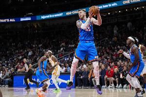 兢兢业业!哈滕31分钟3投2中砍下4分14板3助2帽 连续4场篮板上双