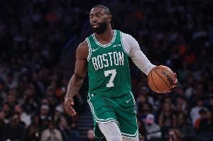 挑大梁!杰伦-布朗半场10中8砍最高22分 三分5中4