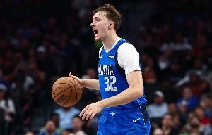 生涯第2次两双!弗拉格成为引入三分线后多次斩获两双最年轻球员