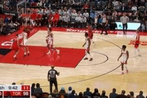 申京走神了!马穆低位背打谢泼德 巴恩斯溜底线空切暴扣!