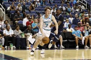 黄蜂主帅:克尼佩尔各方面都给我留下深刻印象 防守让人眼前一亮