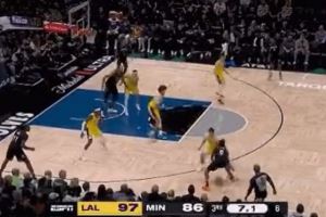 看得准!海兰德强突篮下造海斯犯规 湖人挑战成功改判进攻犯规