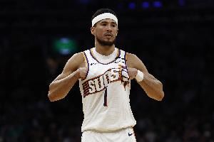  格雷森-阿伦：布克每次进攻都会被包夹 他不强行出手仍能每场30+