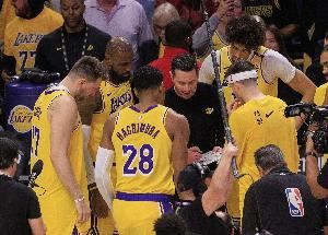 小里弗斯:东里都不以防守见长 詹姆斯也老了 内线艾顿盖帽也一般