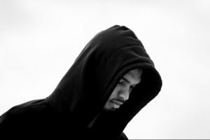  去凤凰城打太阳！马刺登机照：文班&卡斯尔等人全员卫衣带帽！