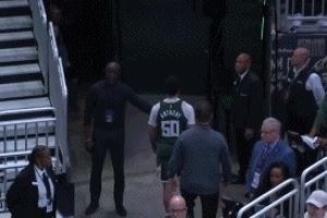  提前打卡！科尔-安东尼累计2次技术犯规被驱逐出场