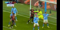  别挤了😂伯恩茅斯角球时包夹门将，多纳鲁马隔着多库推开二人