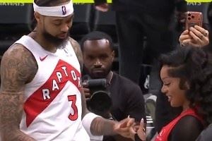  这算官宣？英格拉姆和歌手女友场边秀恩爱