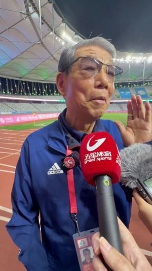  81岁徐根宝：说我落伍？他们不知道我每天要看曼城、巴萨的比赛