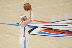  防守尖兵！卡鲁索战旧主7中4拿到10分4板3助2断 正负值+19