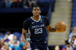  手感不佳！科沃德12投仅3中拿到12分6板 三分6中1